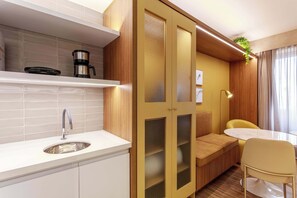 A modern kitchen with a sink, a coffee maker, and a built-in cabinet. - #QL1304 | Cyclinn Faria Lima Pinheiros (Pinheiros)