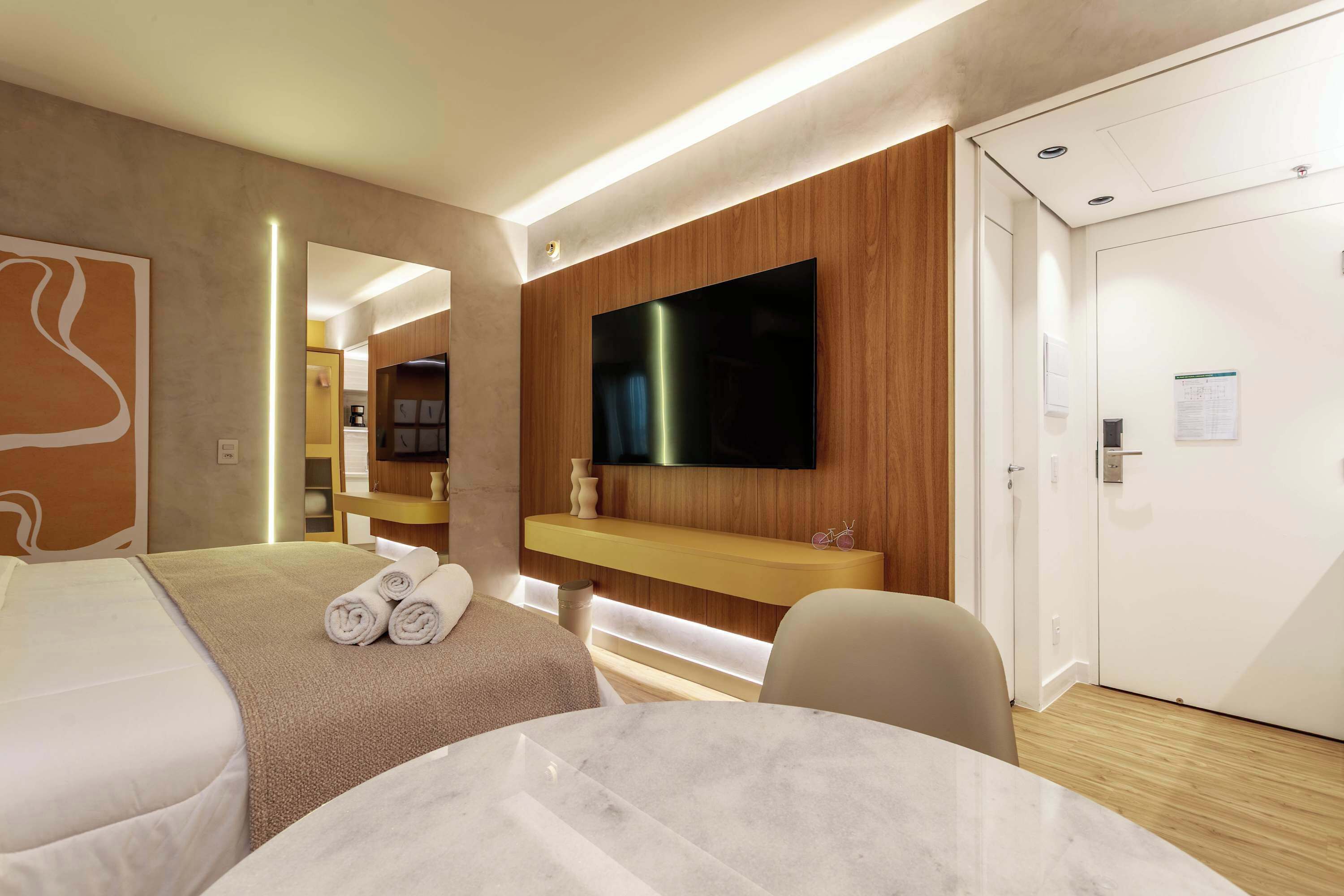 Desk, iron/ironing board, WiFi, bed sheets