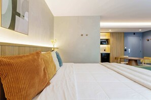 Een bureau, een strijkplank/strijkijzer, wifi, beddengoed