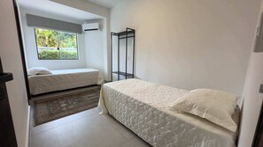 Desk, WiFi, bed sheets - @Staycy | Casa próximo a Praia de Pernambuco! (Guarujá)