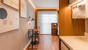 Eine moderne Küche mit Holzausstattung, einer Mikrowelle und einem Spülbecken.