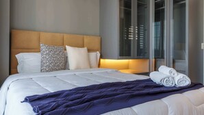A hotel room with a bed, pillows, a blanket, and a window with curtains. - #VN1711 | Cyclinn Vila Olímpia (Vila Olímpia)