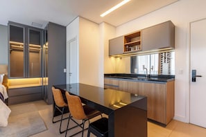 Fridge, microwave, coffee/tea maker, cookware/dishes/utensils - #VN1711 | Cyclinn Vila Olímpia (Vila Olímpia)