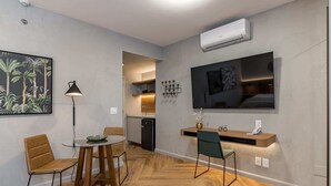 Ein modernes Interieur mit Essbereich, Küche und Wohnbereich.