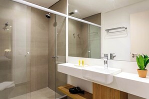 Shower, hair dryer, shampoo - #TB413 | Cyclinn Berrini Brooklin (Berrini)
