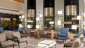 A modern lobby with seating, a coffee table, and decorative planters. - #TB413 | Cyclinn Berrini Brooklin (Berrini)