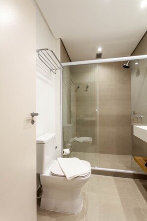 Een douche, een haardroger, shampoo