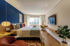 Een strijkplank/strijkijzer, wifi, beddengoed