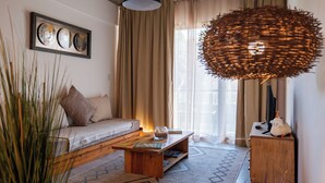 Ein gemütliches Wohnzimmer mit einer Couch, einem Couchtisch und einem Fernseher.