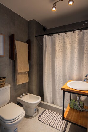 Shower, hair dryer, bidet, towels - Campichuelo Suit (San Carlos de Bariloche)
