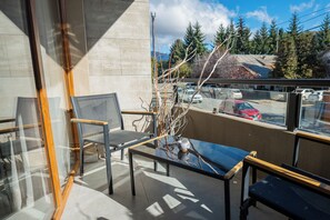 Outdoor dining - Campichuelo Suit (San Carlos de Bariloche)
