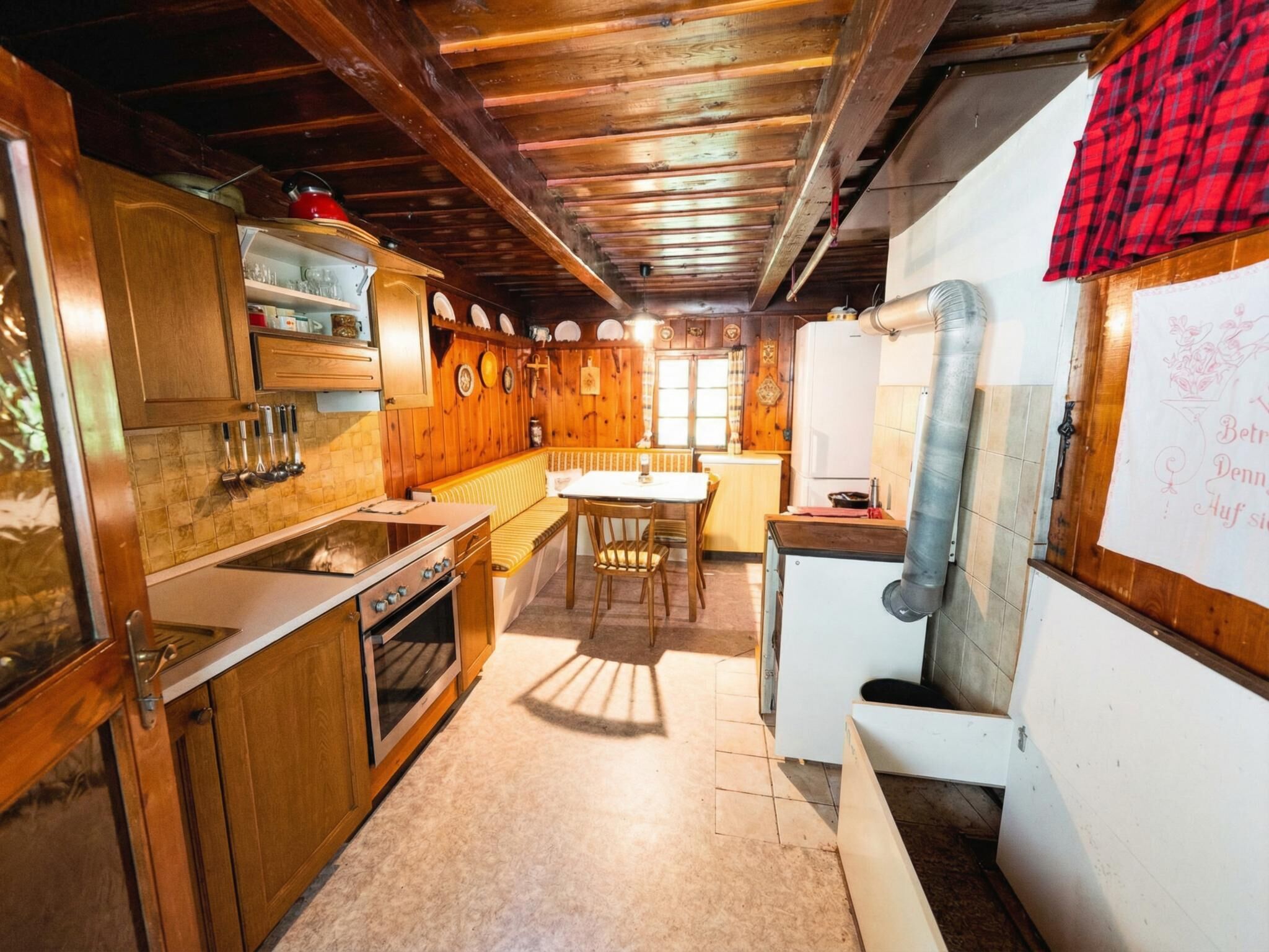 Fridge, oven, stovetop, coffee/tea maker