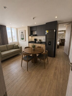 Apartamento Deluxe, 1 habitación, cocina, vistas a la ciudad | Interior