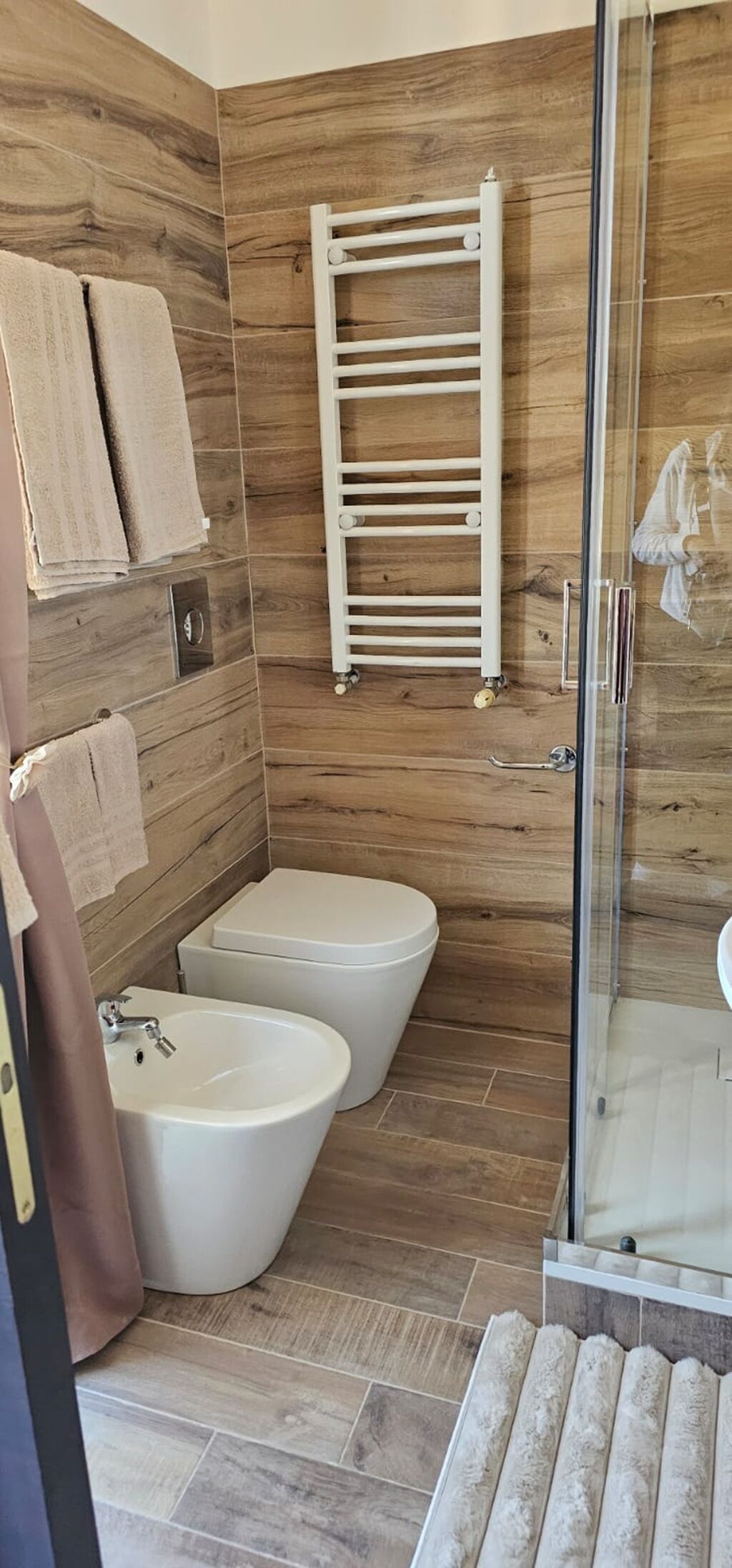 Douche, baignoire à jets, sèche-cheveux, bidet