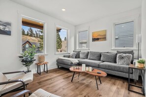 TV, fireplace - Solace | Beach Access | Hot Tub | Fire Pit | Pets (Invermere)