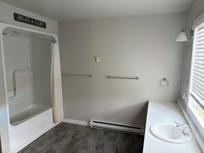 Shower, towels, toilet paper - The Spanish River Hideaway (Spanish)