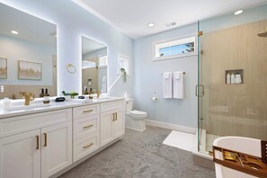 Shower, hair dryer, towels, shampoo - NEW Luxe Stay w Hot Tub, Fire Pavilion Nr Lake MI (Berrien County)