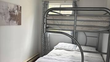 4 bedrooms, iron/ironing board, WiFi, bed sheets