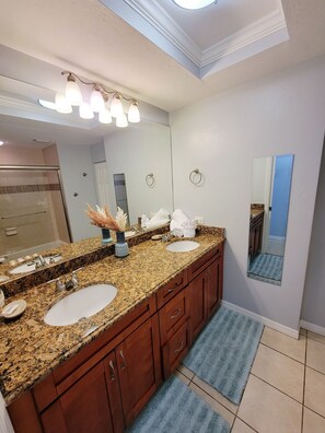 Shower, hair dryer - The Carlos Pointe PH3 (Fort Myers Beach)