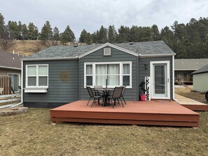 Outdoor dining - Cliff St. Rally Home (Deadwood)