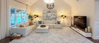 Spacious 5BR Home / Fenced Backyard / Fire pit / Fast Wi-Fi