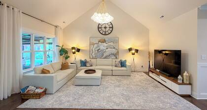 Spacious 5BR Home / Fenced Backyard / Fire pit / Fast Wi-Fi