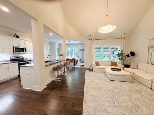 Spacious 5BR Home / Fenced Backyard / Fire pit / Fast Wi-Fi