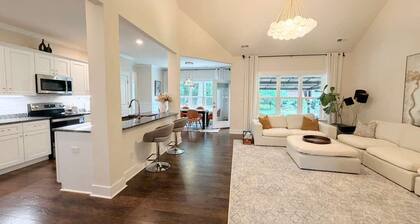 Spacious 5BR Home / Fenced Backyard / Fire pit / Fast Wi-Fi