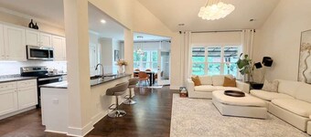 Spacious 5BR Home / Fenced Backyard / Fire pit / Fast Wi-Fi