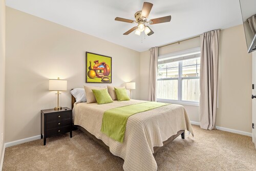 Winterberry- Manor 3BR King+Queen  85"TV  Base