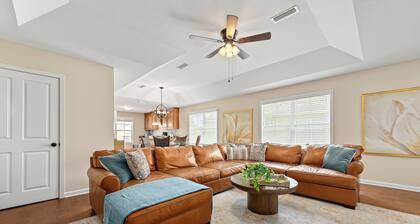 Winterberry- Manor 3BR King+Queen 85"TV Base