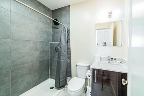 Shower, hair dryer, towels, soap - Beacon Hill - Historic Elegance (Boston)
