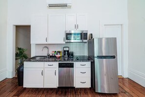 Fridge, microwave, oven, stovetop - Beacon Hill - Historic Elegance (Boston)