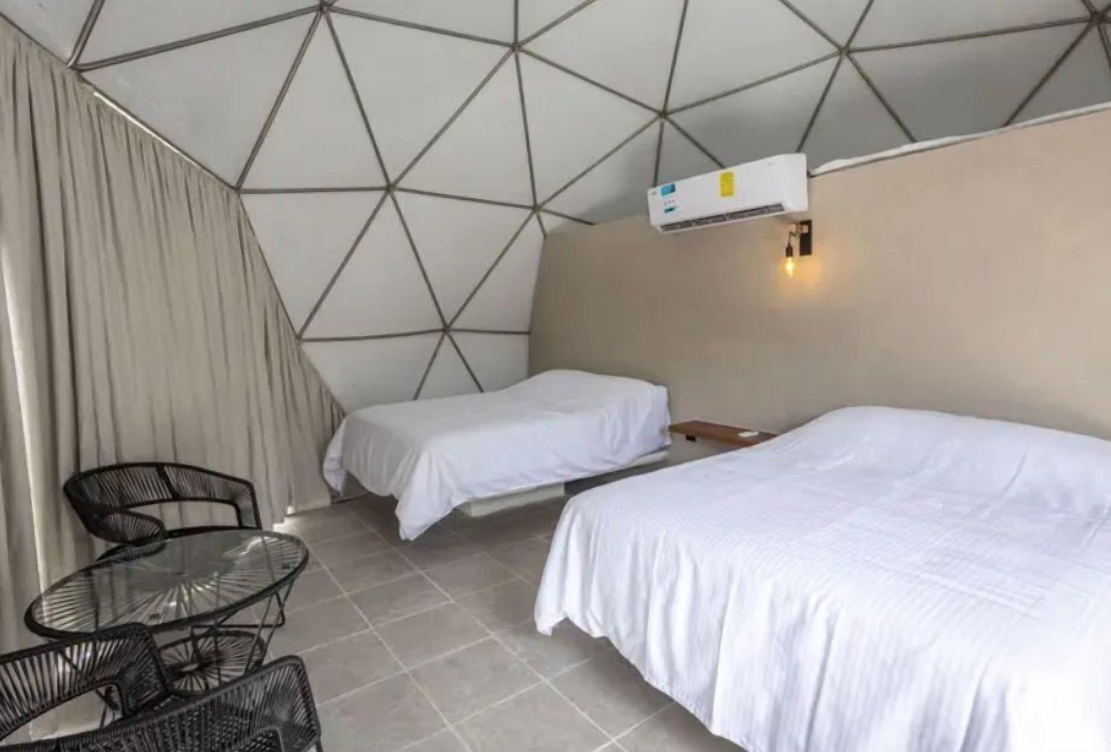 Tabla de planchar con plancha, wifi gratis, ropa de cama