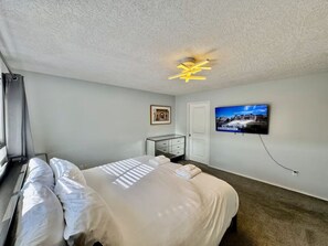 Iron/ironing board, WiFi, bed sheets - Breathtaking Views • 4BR • Chef Kitchen • Sleeps 9 (Victoria)