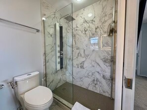 Towels, soap, toilet paper - Breathtaking Views • 4BR • Chef Kitchen • Sleeps 9 (Victoria)