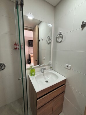 Secadora de cabello, toallas, jabón, papel de baño 