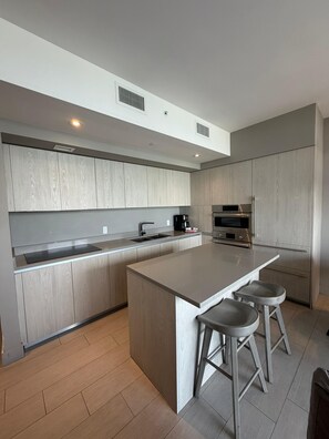 Private kitchen - 3-bedroom apartment in wonderful Hollywood with AC and comfort (Hollywood)
