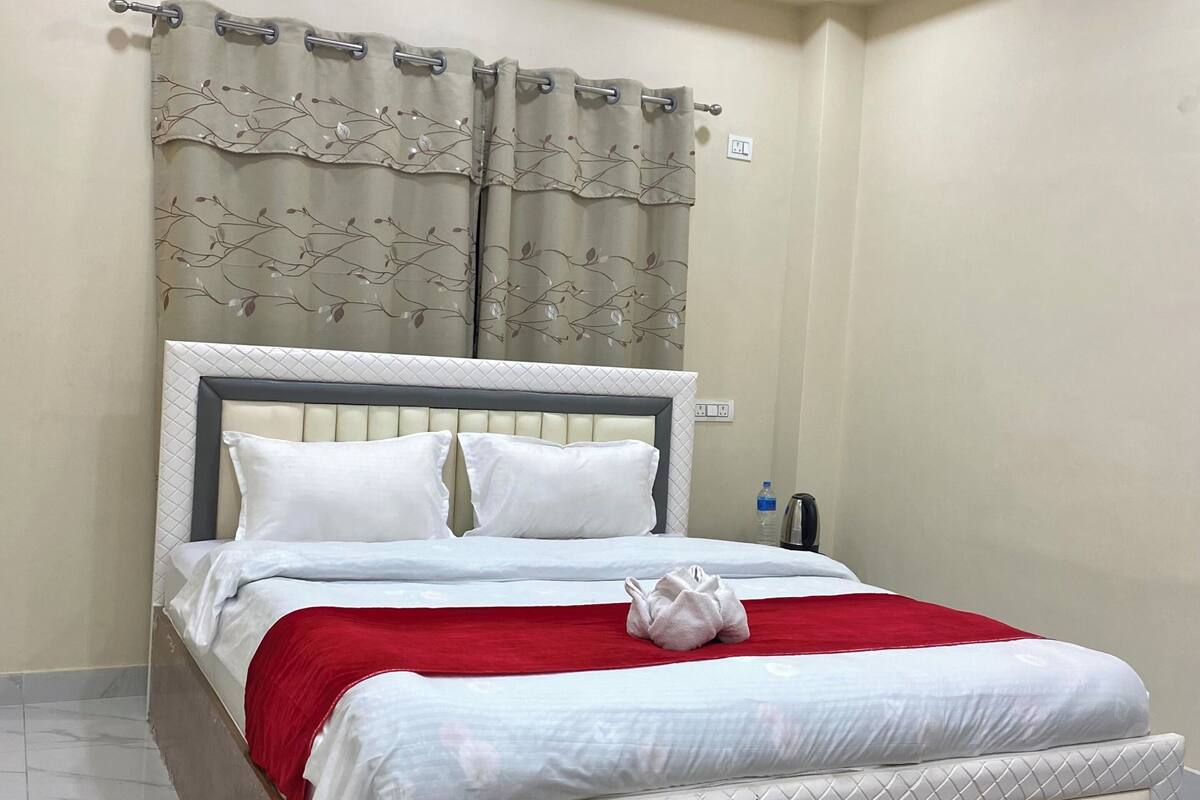 Studio Suite, 1 giường cỡ king | Bàn, khu vực làm việc phù hợp cho laptop, phòng cách âm 