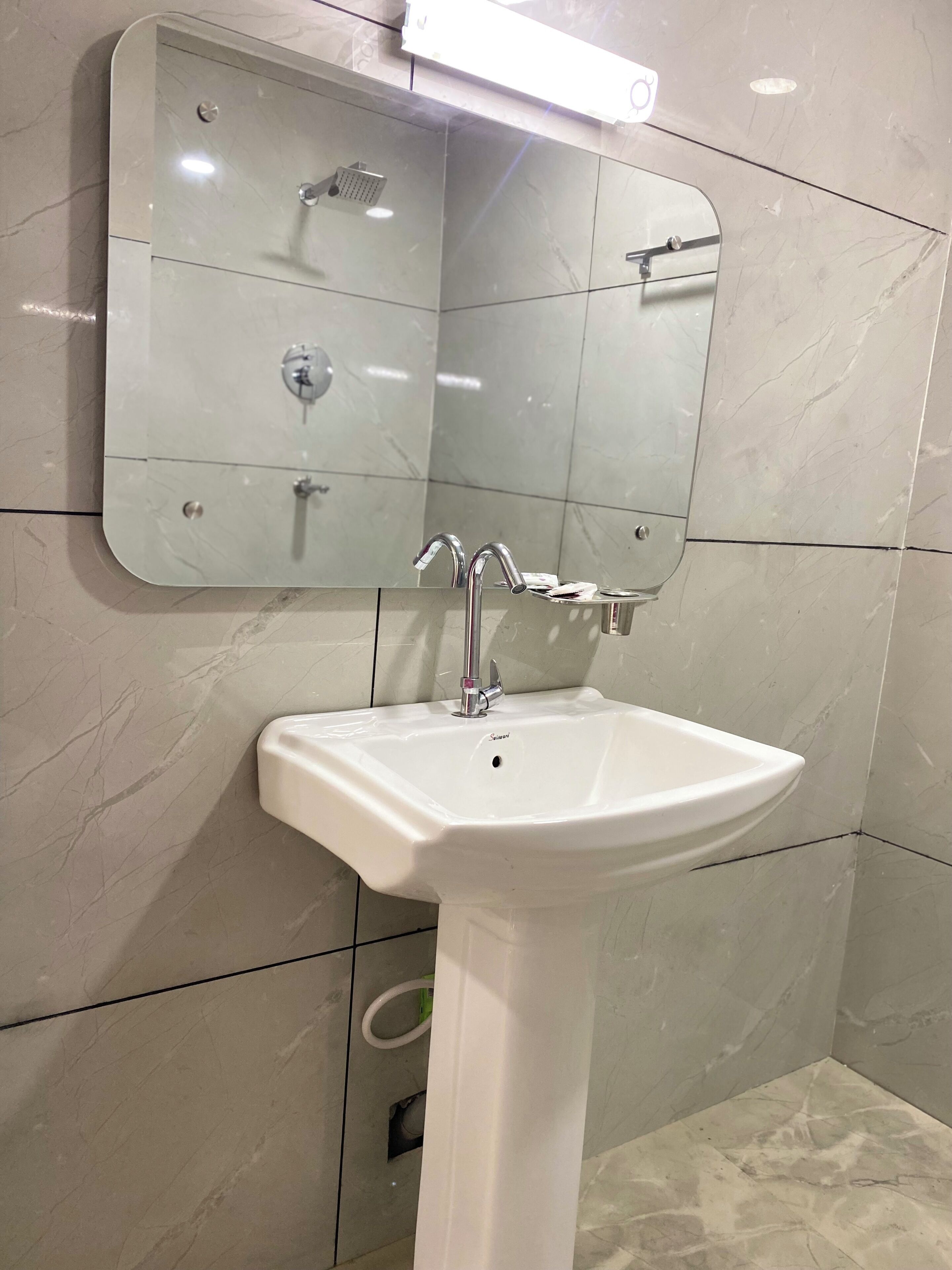 Single Room, 1 Queen Bed | Bathroom | Slippers, towels, soap, shampoo