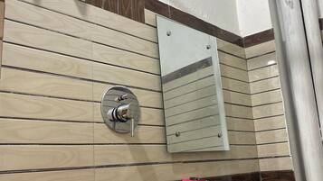 Kamar Double atau Twin Comfort, pemandangan sungai | Kamar mandi
