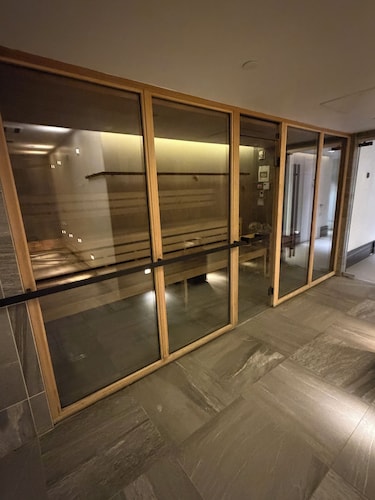 2BR Condo in castle next to Jarry park & Marché Jean-Talon, gym, sauna, rooftop