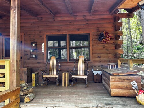 Warm n fuzzy 3-bedroom cabin with AC in DT Maggie Valley