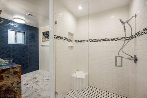 Shower, towels, soap, shampoo - 4BR Ranch + Pool + Horses • Mayo/TPC 10 min (Scottsdale)