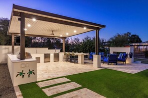 Outdoor dining - Mountain View Retreat (Scottsdale)