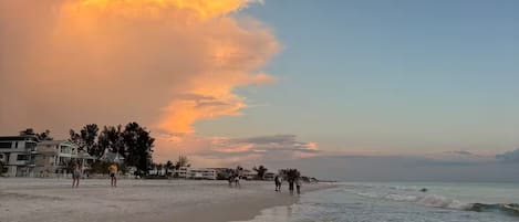 Na praia, espreguiçadeiras, toalhas de praia