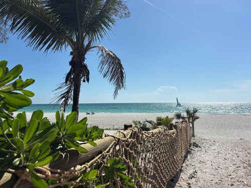 Steps to Beach - Prime Location Beach Bungalow – Beach Gear
