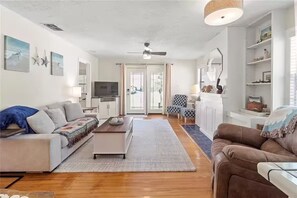 Smart TV, books - Steps to Beach - Prime Location Beach Bungalow – Beach Gear (Holmes Beach)