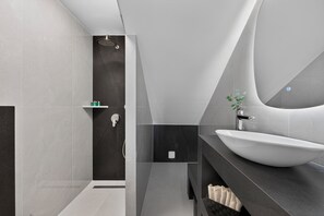 Shower, hair dryer, towels, soap - Villa Royal Stone-1min walk to the Beach (Zaton)
