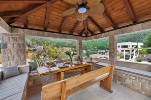 Outdoor dining - Villa Royal Stone-1min walk to the Beach (Zaton)